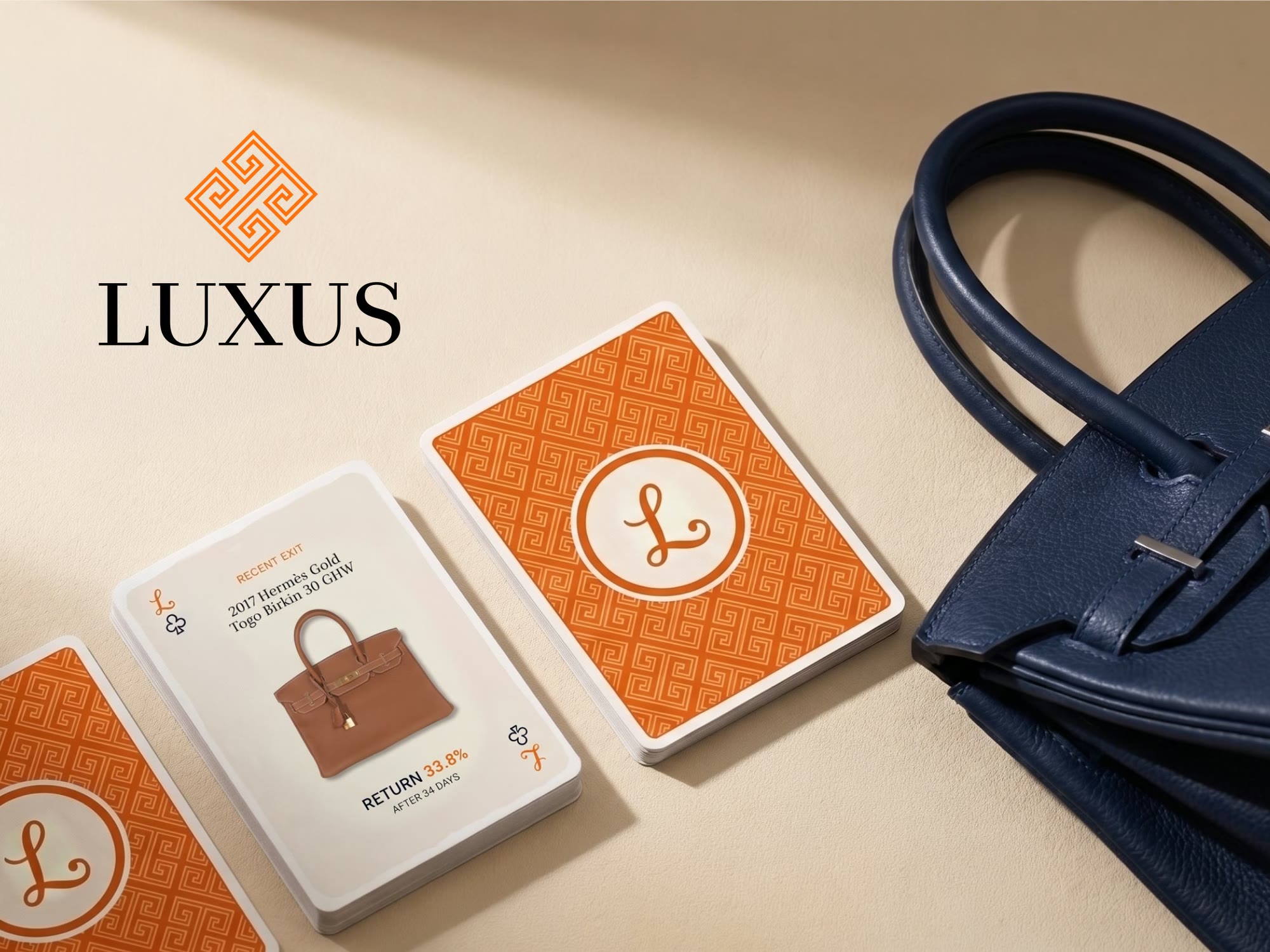 Luxus: playing cards with Hermès bags and their returns, the orange meander on their backs, beside a navy Birkin